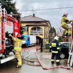 DUCZKI. Pożar poddasza w domu jednorodzinnym. Szybka reakcja straży pożarnej.