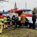 MARKI. Zderzenie busa z osobówką. Trudne warunki na drogach.