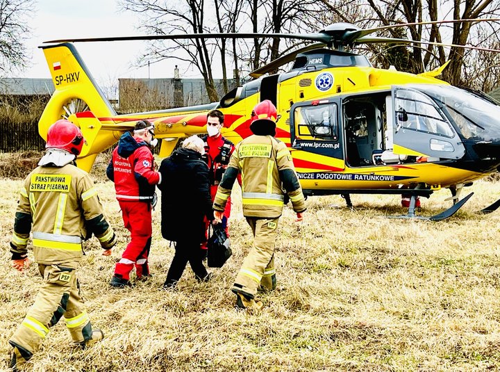 NADMA. Lekarze i strażacy wspólnie ratowali zdrowie kobiety. Lądował helikopter. 