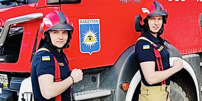 RADZYMIN. Strażacy z OSP solidarni z narodem ukraińskim. Flagi na ramieniu.