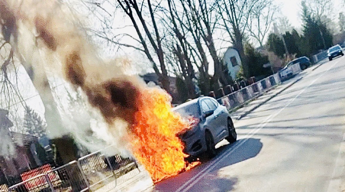 SULEJÓW. Pożar samochodu na środku ulicy. Kierowca zdążył uciec. 