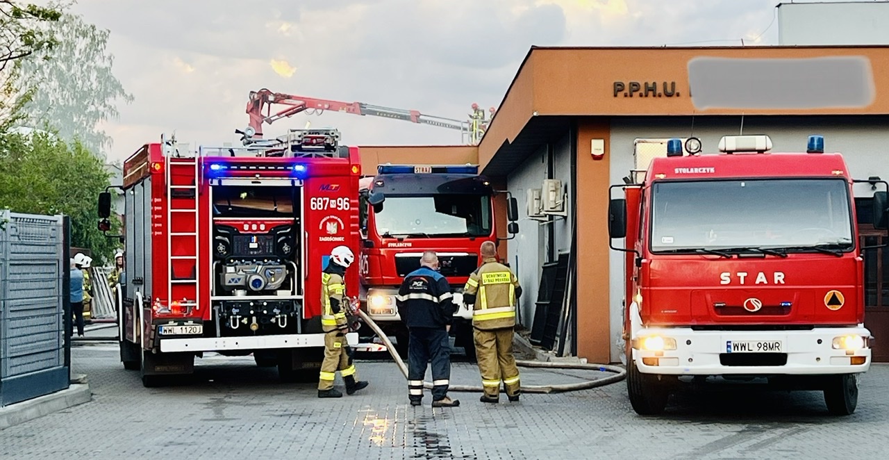 WOŁOMIN. Pożar hali produkcyjnej. Dzięki szybkiej akcji strażaków udało się uratować zakład.  