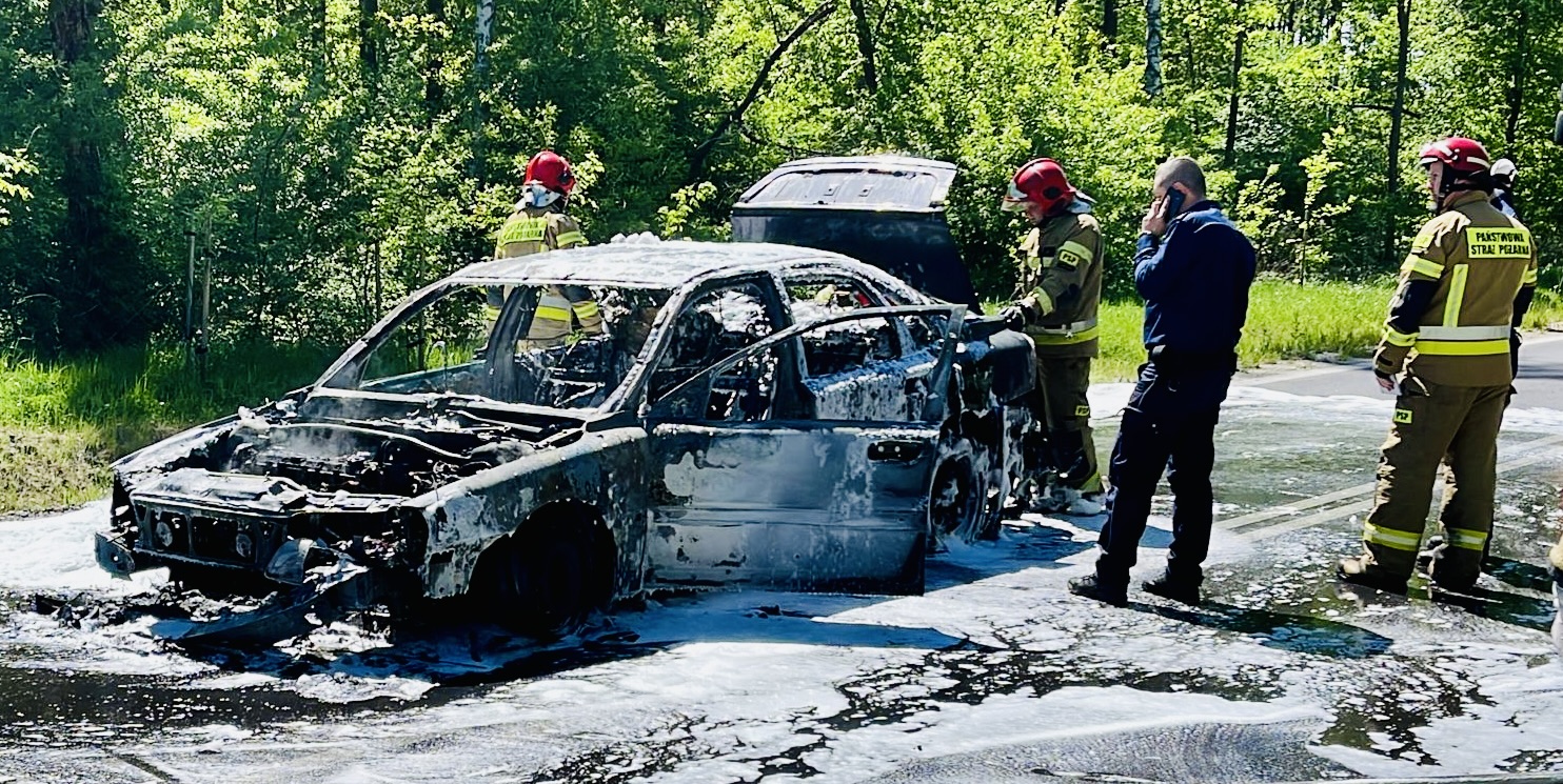 MARKI. Volvo stanęło w płomieniach. Kierowca uratowany przez świadka zdarzenia.  