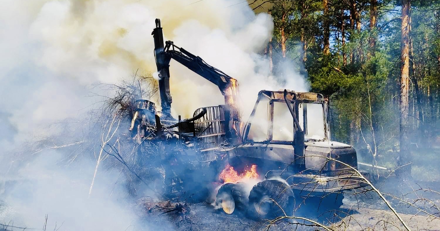 POŚWIĘTNE. Pożar specjalistycznej maszyny podczas prac leśnych. Spłonęła doszczętnie.  