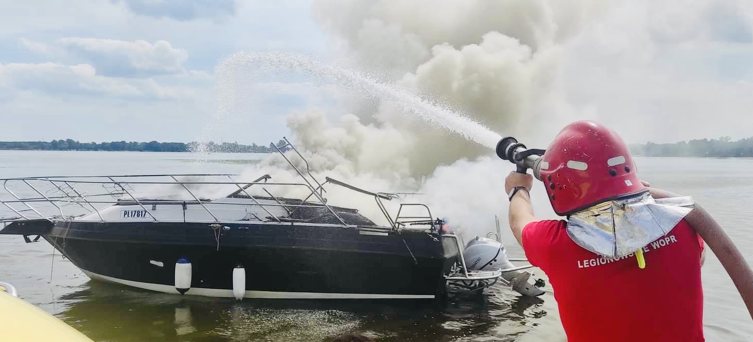 ZEGRZE. Pożar w porcie. Doszczętnie spłonęła duża łódź motorowa.  