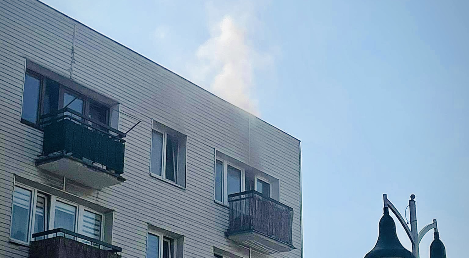WOŁOMIN. Pożar w bloku na trzecim piętrze. Dym wydobywał się przez okna. 