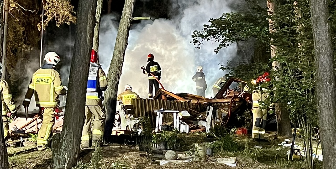 KLEMBÓW. Wybuch i pożar domu we wsi Pasek. Poparzona osoba zabrana przez śmigłowiec.  