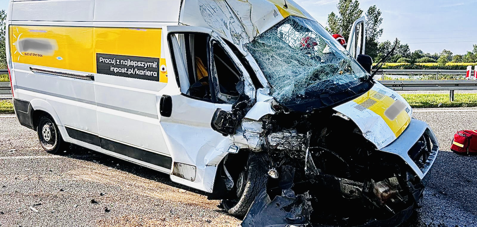 RADZYMIN. Kurier zagapił się i uderzył w tył koparki. Poważnie ranny trafił do szpitala.  