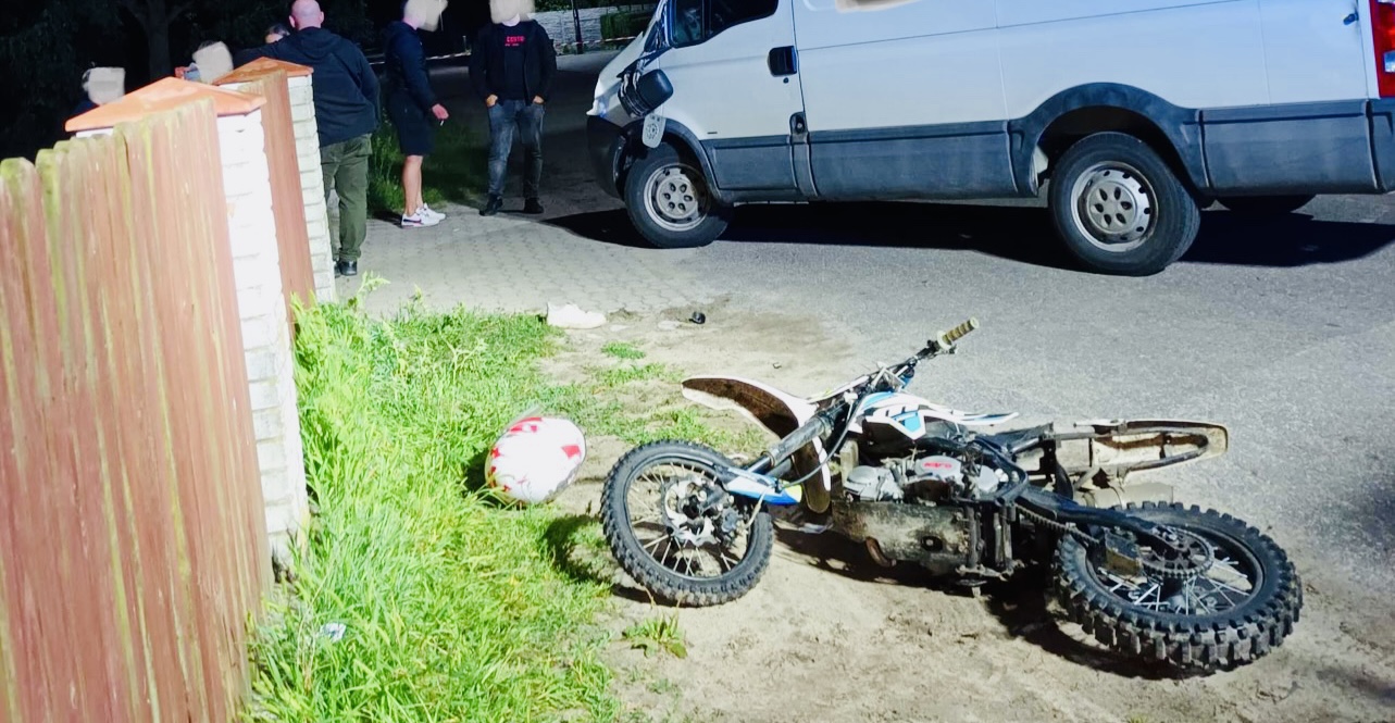 POŚWIĘTNE. Poważny wypadek. Nieprzytomny motocyklista zabrany śmigłowcem do szpitala.  