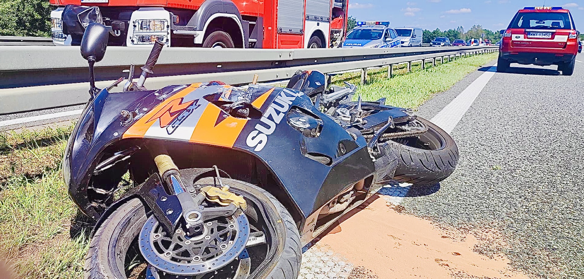 WYSZKÓW. Wypadek na trasie S8. Młoda motocyklistka zabrana śmigłowcem do szpitala.  