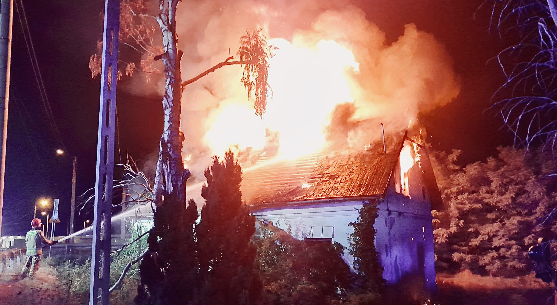 WOŁOMIN. Kolejny pożar domu przy ulicy Duczkowskiej. Tym razem spłonął cały dach budynku. 