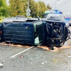 LEGIONOWO. Wypadek trzech samochodów osobowych w Zegrzu. Jeden z pojazdów dachował.  