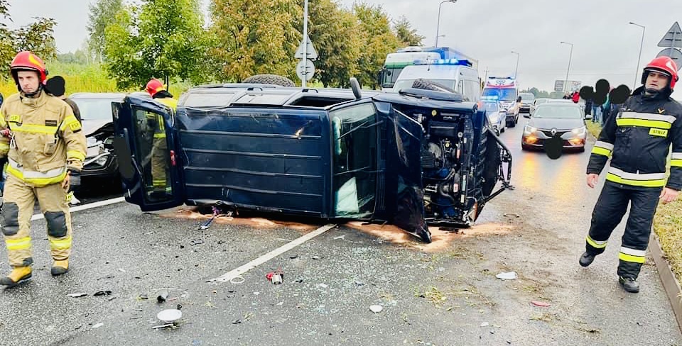 LEGIONOWO. Wypadek trzech samochodów osobowych w Zegrzu. Jeden z pojazdów dachował.  