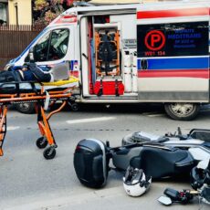 MARKI. Ranny motocyklista zabrany do szpitala po zderzeniu z osobówka. Służby na miejscu.  