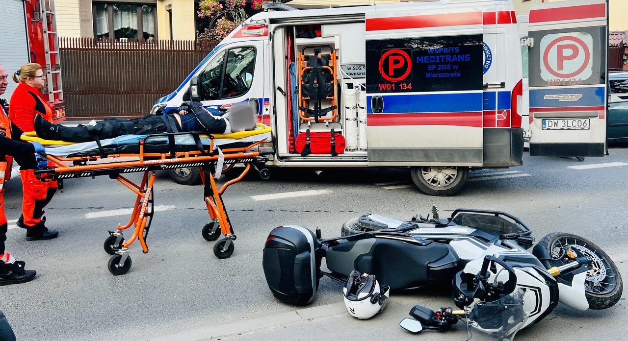 MARKI. Ranny motocyklista zabrany do szpitala po zderzeniu z osobówka. Służby na miejscu.  