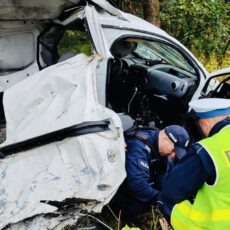 WYSZKÓW. Śmiertelny wypadek na DW 62. Nie żyje kierowca dostawczego Peugeota.  