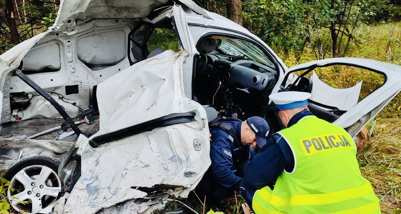 WYSZKÓW. Śmiertelny wypadek na DK 62. Nie żyje kierowca dostawczego Peugeota.  