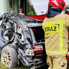 RADZYMIN. Tragiczny wypadek na trasie S8! Volvo uderzyło w betonowe filary. Kierowca nie żyje.  