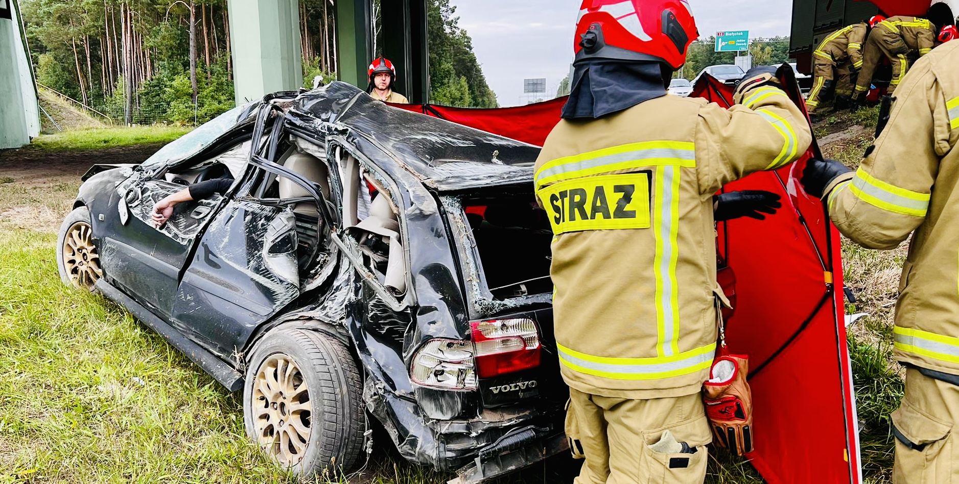 RADZYMIN. Tragiczny wypadek na trasie S8! Volvo uderzyło w betonowe filary. Kierowca nie żyje.  