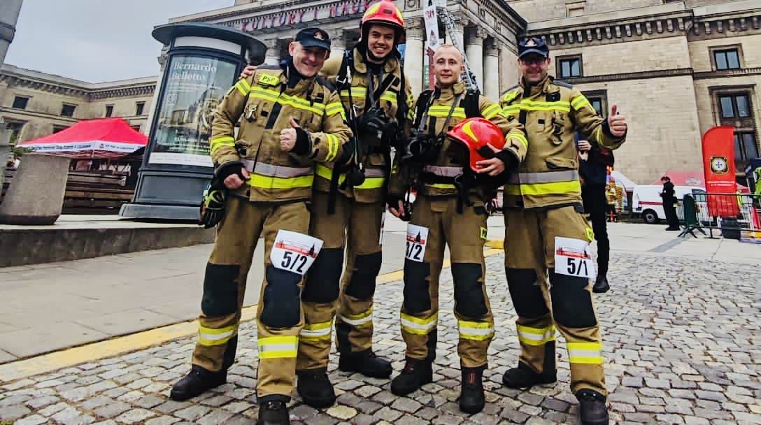 WARSZAWA. Wołomińscy strażacy wbiegli na szczyt Pałacu Kultury i Nauki. Zobaczcie w jakim czasie! 