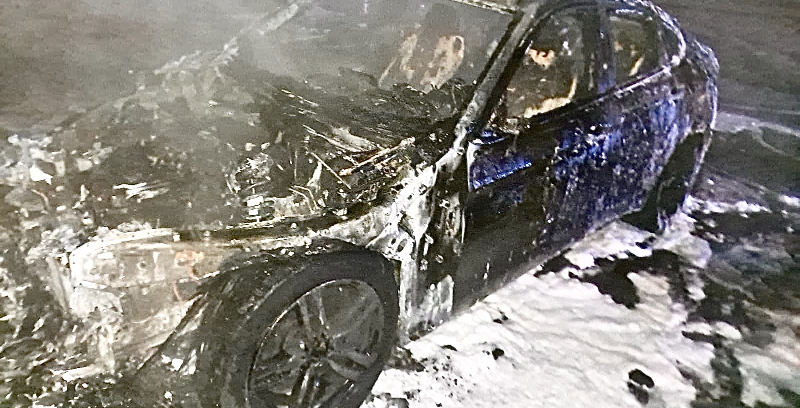 WOŁOMIN. Pożar luksusowego samochodu. Z drogiego BMW został tylko spalony wrak.  