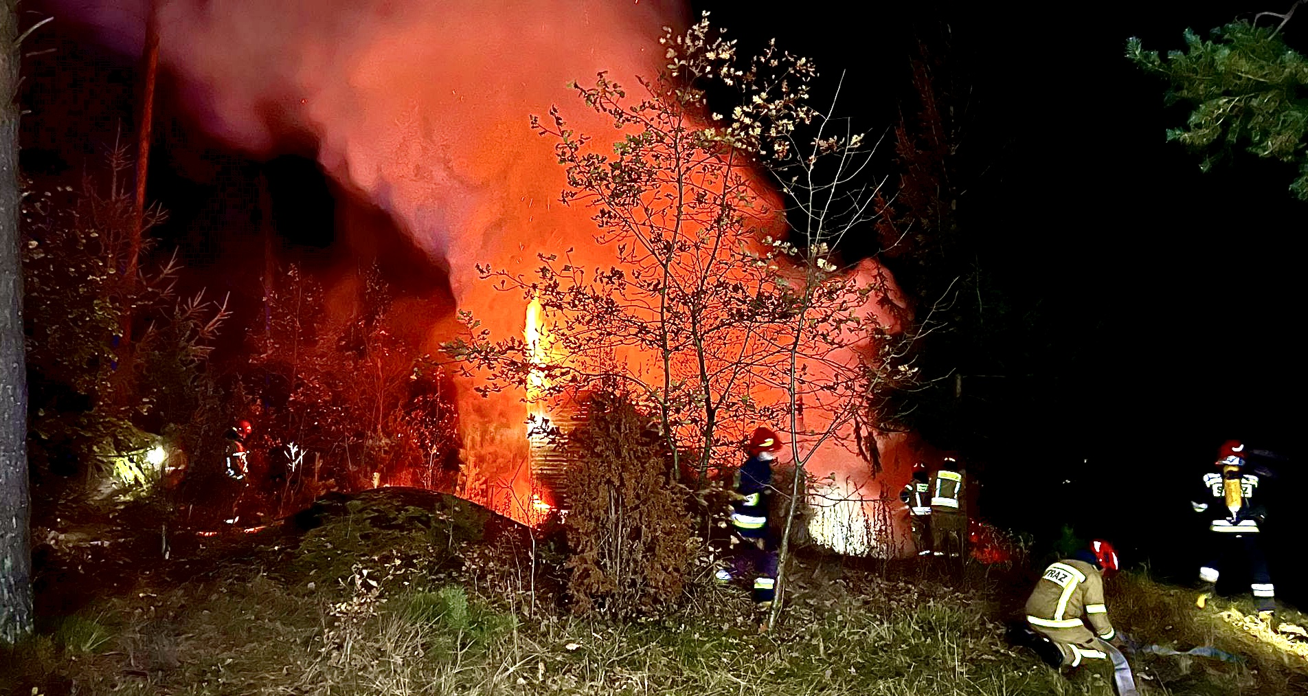 RADZYMIN. Nocny pożar domu letniskowego. W akcji brało udział aż 7 zastępów straży pożarnej.  