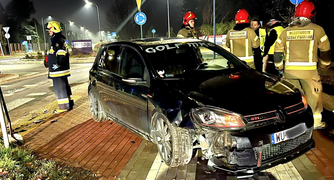 ZĄBKI. Wieczorny rajd młodego kierowcy Volkswagena zakończony na znaku drogowym.   