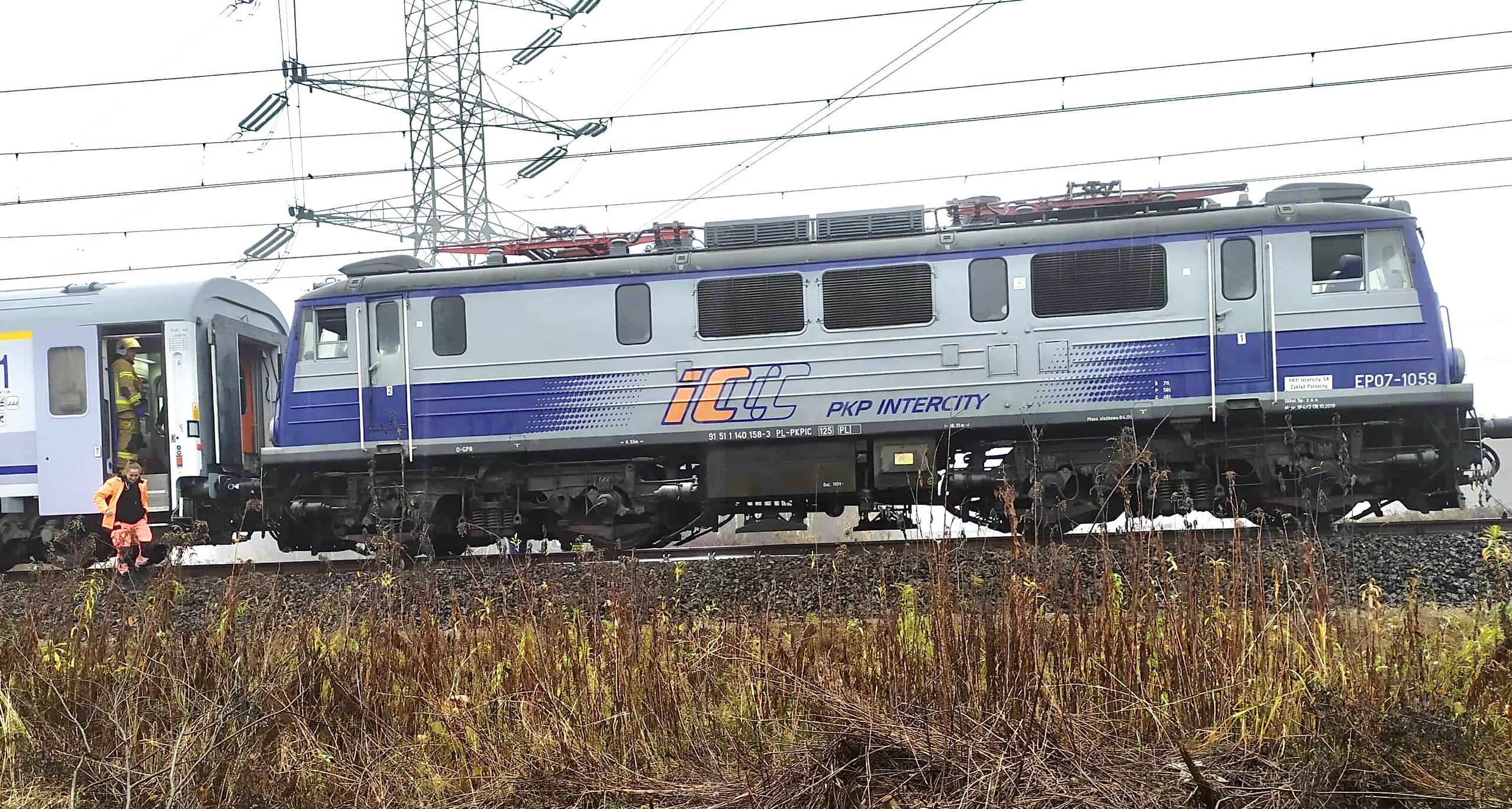 DOBCZYN. Dwie osoby poszkodowane w pożarze pociągu PKP Intercity. Gigantyczne opóźnienia.  
