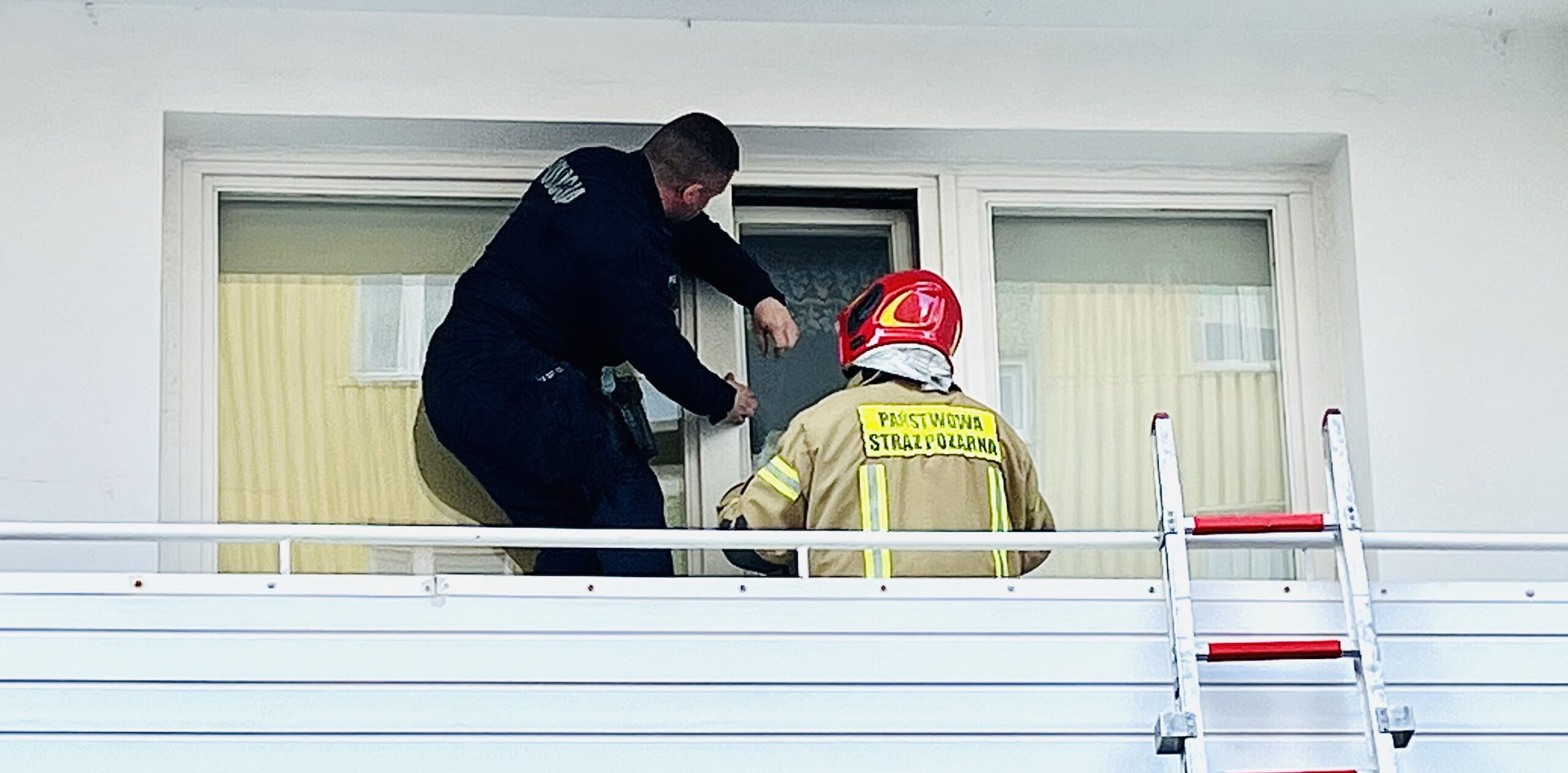 WOŁOMIN. Mężczyzna rozpalił ognisko w własnym mieszkaniu. Służby wchodziły przez okno.  