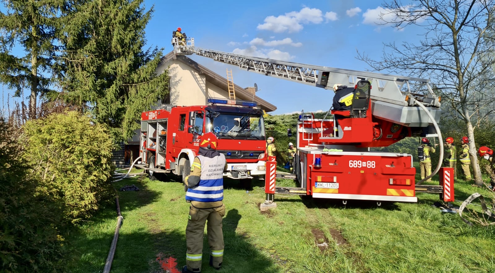 RADZYMIN. Pożar domu. W akcji gaśniczej brało udział 8 zastępów straży pożarnej.
