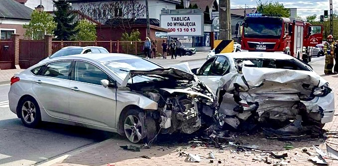 WOŁOMIN. Pijany kierowca staranował zaparkowane BMW. Dwie osoby trafiły do szpitala.