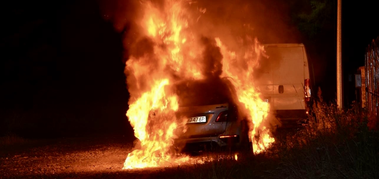 MARKI. Nocny pożar Mercedesa zaparkowanego przed domem. To mogło być podpalenie.