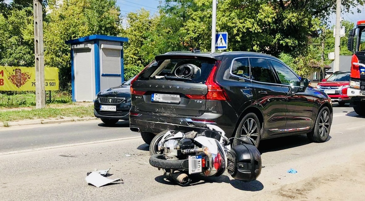 ZIELONKA. Motocyklista trafił do szpitala po zderzeniu z samochodem osobowym marki Volvo.
