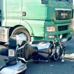 ZĄBKI. Wypadek przy Radzymińskiej. Motocykl uderzył w ciężarówkę. Jedna osoba trafiła do szpitala.