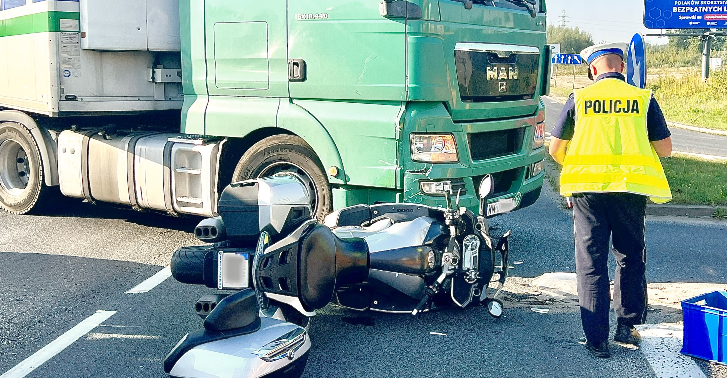 ZĄBKI. Wypadek przy Radzymińskiej. Motocykl uderzył w ciężarówkę. Jedna osoba trafiła do szpitala.