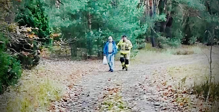 LASKÓW. Strażacy odnaleźli zaginionego w lesie grzybiarza. Mężczyzna nie wiedział jak wrócić do domu.