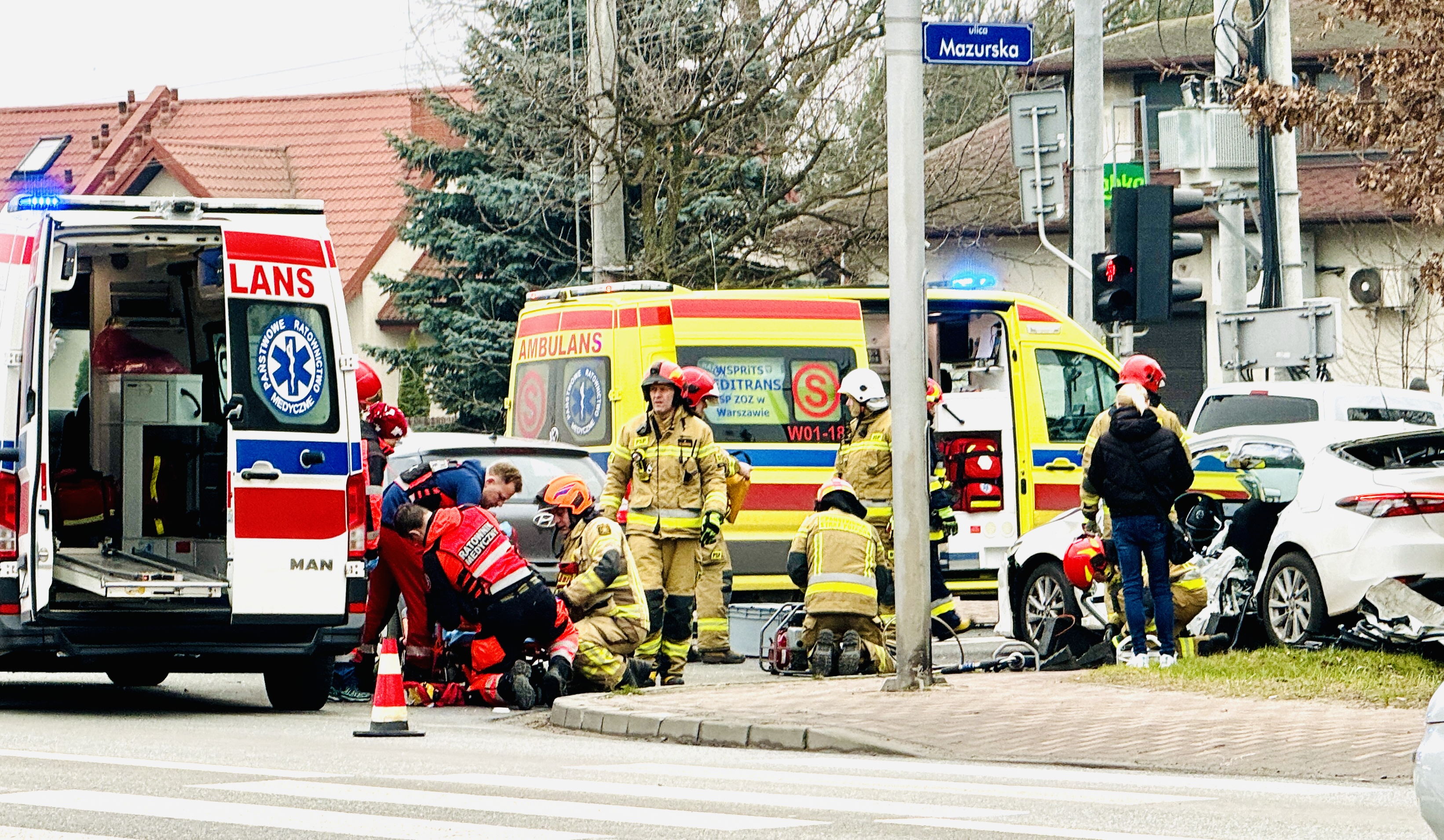 ZIELONKA. Cztery osoby poważnie ranne, w tym kilkuletnie dziecko w zderzeniu trzech pojazdów.