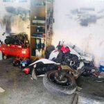 DĄBRÓWKA. Młody motocyklista uderzył Hondą w ścianę garażu. Został poważnie ranny.